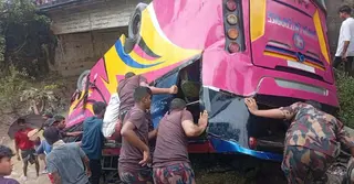 টেকনাফে ব্রিজের রেলিং ভেঙে খাদে মিনিবাস, আহত ৪